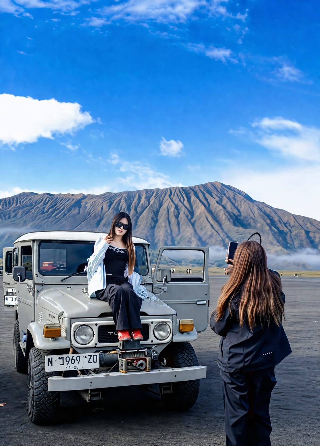 Jeep Bromo dengan latar Gunung Batok